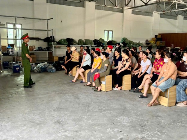 Công an xã Hà Đông tổ chức tuyên truyền pháp luật giao thông trước kỳ nghỉ lễ 30/4 - 01/5